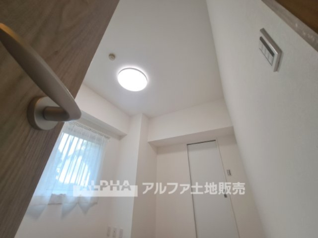 ファミール高幡不動の洋室|【The faint smell】
◆仄かな匂い◆キラリと光るドアノブに手をあて扉を開くと、眩い光に照らされたリビングルームと僕たち家族の優しい香りが仄かに立ち込めている。そんな温もりを感じる。