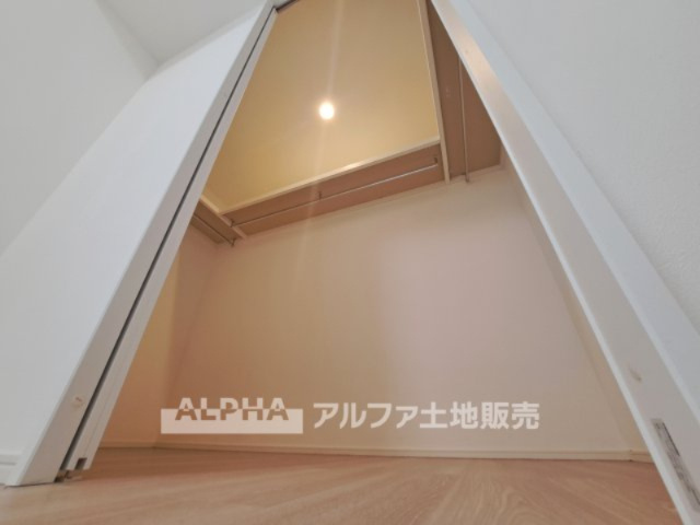 ファミール高幡不動の収納|【walk in closet】
◆ウォークイン・クローゼット◆大好きな服、大事なバッグやアクセサリー、そして大切な思い出の品々。そんなものを傍らにそっと置いておきたい。そんな時に重宝しますね