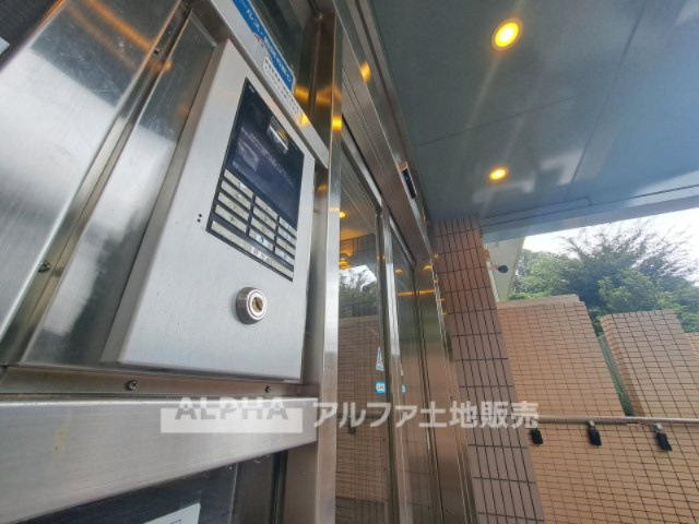 ファミール高幡不動の外観|【Auto lock】
◆オートロック◆不要なセールスや不審者をシャットアウトし静かで快適なシステムは私達に恙ないライフスタイルを与えてくれます。