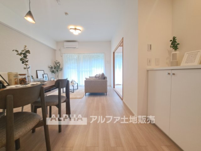 ファミール高幡不動の居間・リビング|【Living room】
◆時を忘れる場所◆ここにはみんなが集い、食事と楽しい会話が始まる。話に夢中になりすぎて、ついつい時を忘れ夜半過ぎになってしまう。そんな束の間の幸せを感じさせてくれる場所。