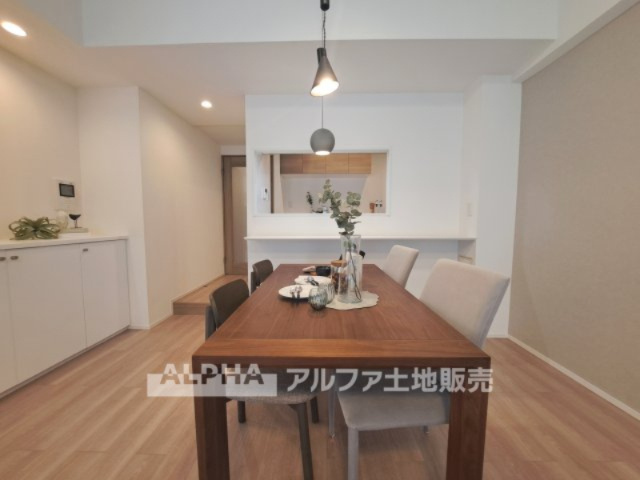 ファミール高幡不動の居間・リビング|【The situation】
◆シチュエーション◆リビングルームのドアを開くと、窓から飛び込むのは緑と光の風光明媚な景色。僕の目に映るは、ここで家族と会話をワイワイガヤガヤ楽しんでいる様子。