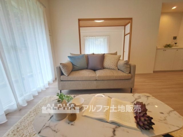 ファミール高幡不動の居間・リビング|【Space of cure】
◆癒しの空間◆室内構成に拘り採光とセンスを散りばめた空間。それは『柔らかさ』に似た素敵な居場所。そこに暮らす人のことを考えつくり出したものは『癒し』という心地よい居場所