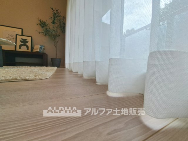 ファミール高幡不動の居間・リビング|【prospect view】
◆採光◆リビングからは透明に限りなく近い空気と採光が射し込んでくる。それは明るさと解放感溢れゆったりとしたひと時を過ごすことが出来る『light view』