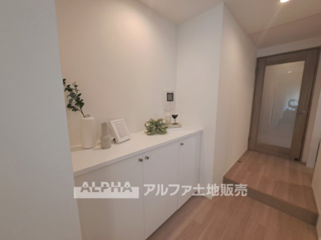 ファミール高幡不動の収納|【Family closet】
◆ファミリー・クロゼット◆多数ある収納のひとつ。廊下中央に配置されたクロゼットは家族共有の場所。色々なモノ、本や季節物、掃除用具などしまう物を選びません。