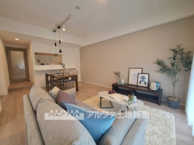 ファミール高幡不動の居間・リビング|【quality of the lighting】・
◆素晴らしいクオリティ◆優しい陽射しを計算した設計は、住宅好きの方にはひと目で分かる高いクオリティ。「優しい採光」に拘ってみました。