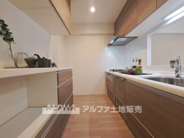 ファミール高幡不動のキッチン|【Kitchen】
◆キッチン◆美しく使いやすいキッチンは油汚れが簡単に拭き取れる素材で加工されており、浄水器シャワーから流す水の音を軽減する静かなシンクを採用。見えないところにさり気ない配慮が嬉しい