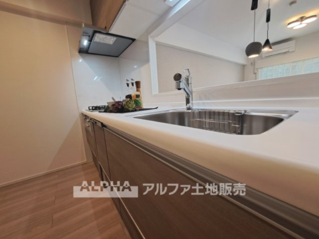 ファミール高幡不動のキッチン|【Kitchen Top】
◆キッチンTOP◆は大理石調の滑らかですべすべした表面を採用。ホワイト・キッチンTOPで調理しテーブルに並べる。食する料理に家族が舌鼓を打ち自然と笑いが絶えない場所になる。