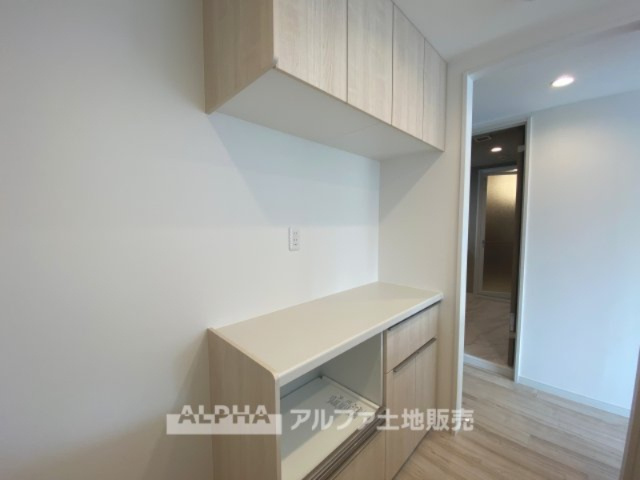 多摩・永山ガーデンハウス マンションのキッチン|【Cupboard】
◆カップボード◆食器類収納はもとより食品・ビン・缶等のストック用品も収納可能で使い勝手の良い収納庫。併せて電子レンジ、炊飯ジャー、調理場としても活用出来る優れものです。 