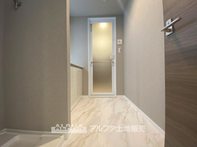 多摩・永山ガーデンハウス マンションの洗面所|【Laundry space】
◆ランドリースペース◆広々した空間で雨の日でも十分に洗濯物を乾かすことが出来ます。バスルームには浴室換気乾燥機も付いているので重宝しますね。