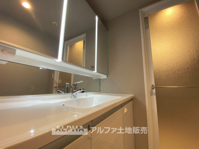 多摩・永山ガーデンハウス マンションの浴室|【trifold mirror】
◆三面鏡◆身支度には、歯ブラシ・コップ・化粧品類など様々な小物を使用するので散らかってしまいがち。鏡の裏収納でたっぷり収納して生活感を隠し、スタイリッシュな空間に。
