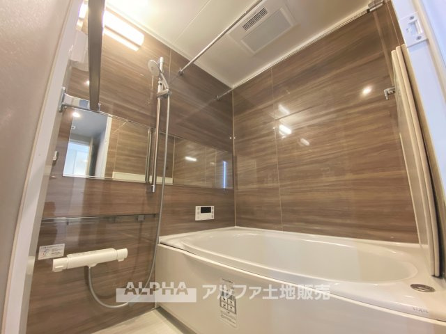 多摩・永山ガーデンハウス マンションの浴室|【Bathroom】
◆浴室換気乾燥機付きUB◆雨に日でも洗濯物が乾かせ、同時に室内を乾燥させる為、カビ、汚れの発生を抑えます。暖房機機能があり冬場は入浴前に暖め可能でとても重宝します。