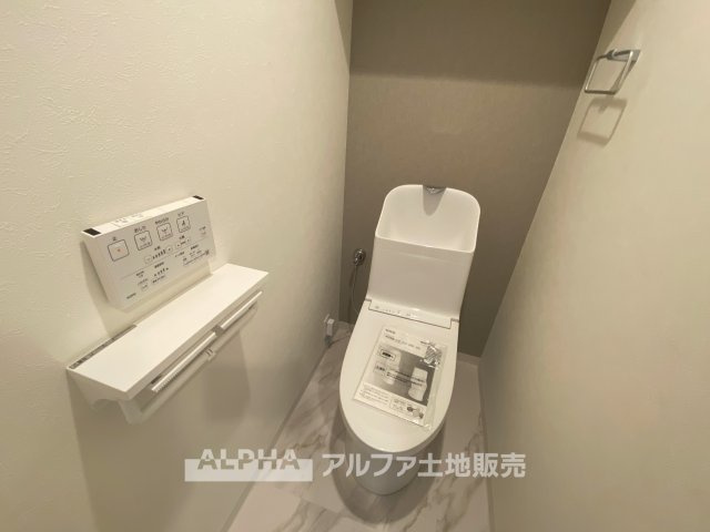 多摩・永山ガーデンハウス マンションのトイレ|【Warm water flush toilet】
◆温水洗浄便座付きトイレ◆お掃除も楽々。快適に過ごすためには今や欠かせない設備の一つです。壁掛けリモコンで使いやすくいつでも清潔に保てます。