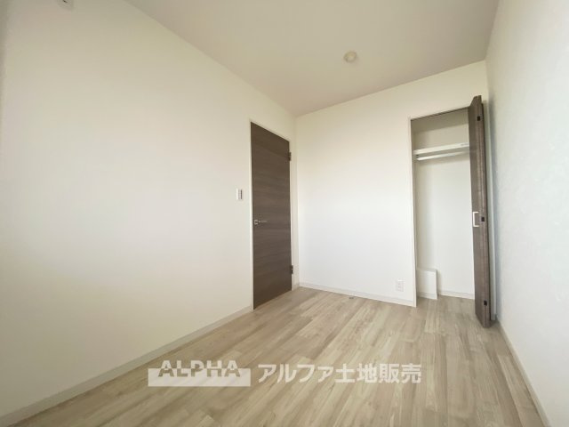 多摩・永山ガーデンハウス マンションの洋室|【room】
◆居室◆4.5帖の洋室。北東側の窓から差し込む太陽の光が爽やかな目覚めを誘い、良い一日を予感させてくれます。