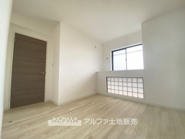 多摩・永山ガーデンハウス マンションの洋室|【room】
◆居室◆6帖の洋室。使いやすい部屋の形、大きい窓色々な用途が実現できる。