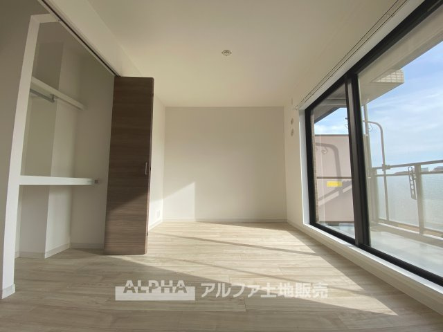 多摩・永山ガーデンハウス マンションの洋室|【room】
◆居室◆6帖の洋室。南西向きのバルコニーから心地の良い爽やかな風がふき、明るい日差しが降り注ぐ。開放的で癒やしの空間。