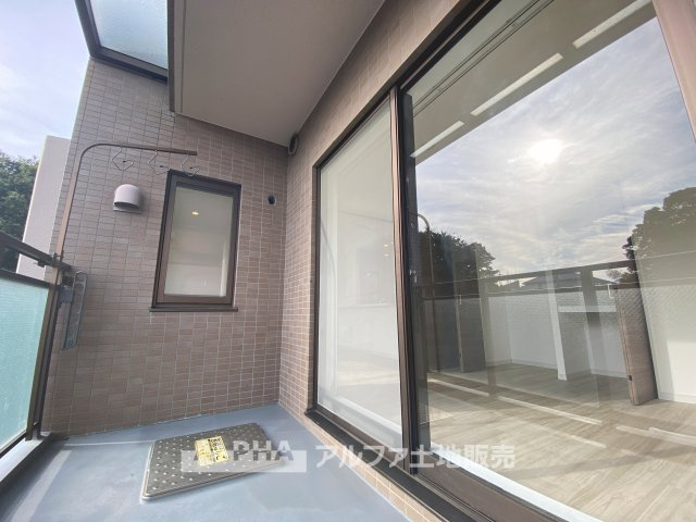 多摩・永山ガーデンハウス マンションのその他|【outward appearance】
◆バルコニー◆家から望む空はブルースカイ。隔てるものは何もなく、そこにあるのは青い空と白い雲の景色がこの街の彩りを演出している。