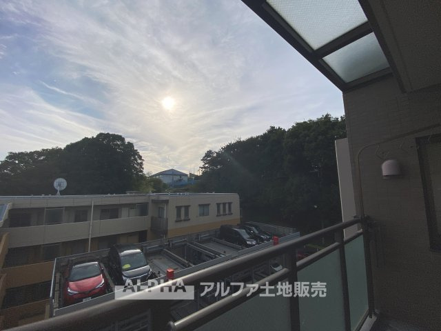 多摩・永山ガーデンハウス マンションのバルコニー|【眺望】さんさんと降り注ぐ太陽光。手を伸ばせば吸い込まれそうなクリアブルー。過ごせば過ごすほど、環境の良さが分かる街。家族に必要な要素がぎゅっと詰まった素晴らしいお住まいです。