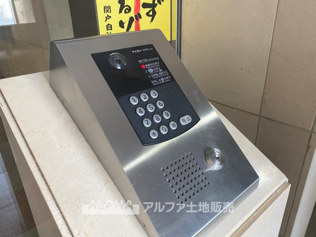 多摩・永山ガーデンハウス マンションの防犯設備|【Auto lock】
◆オートロック◆不要なセールスや不審者をシャットアウトし静かで快適なシステムは私達に恙ないライフスタイルを与えてくれます。