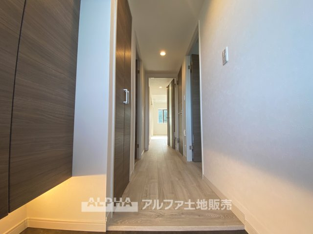 多摩・永山ガーデンハウス マンションの玄関|【Shoes cloakroom】
◆シューズクローク◆帰宅し玄関を入ると容量たっぷりなシューズクローク。そこにはお気に入りのチャカブーツやジョンロブのストレートチップを眺める。そんな時間も悪くない。