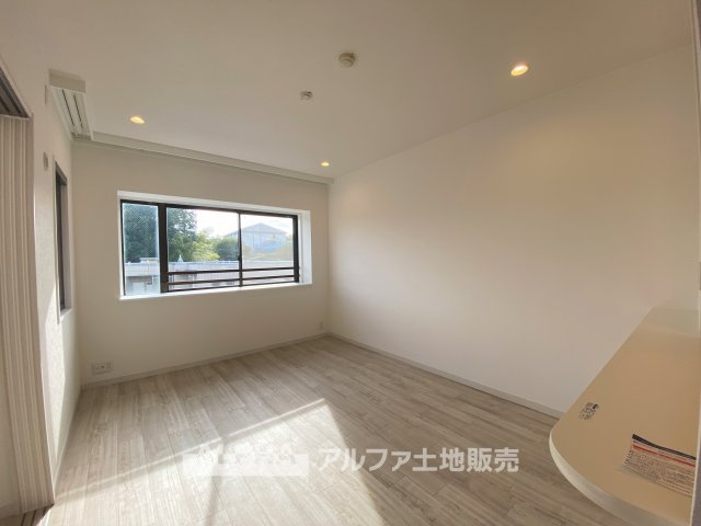 多摩・永山ガーデンハウス マンションの居間・リビング|【Living room】
◆時を忘れる場所◆ここにはみんなが集い、食事と楽しい会話が始まる。話に夢中になりすぎて、ついつい時を忘れ夜半過ぎになってしまう。そんな束の間の幸せを感じさせてくれる場所。