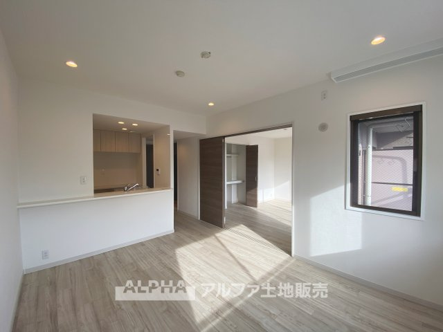 多摩・永山ガーデンハウス マンションの居間・リビング|【Space of cure】
◆癒しの空間◆室内構成に拘り採光とセンスを散りばめた空間。それは『柔らかさ』に似た素敵な居場所。暮らす人のことを考えつくり出したものは『癒し』という心地よい居場所。