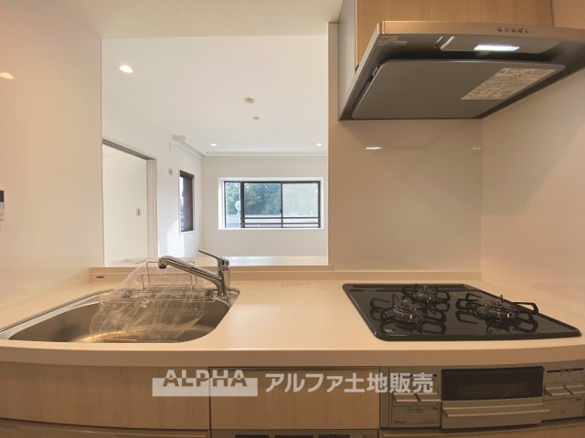 多摩・永山ガーデンハウス マンションのキッチン|【Kitchen】
◆キッチン◆美しく使いやすいキッチンは油汚れが簡単に拭き取れる素材で加工されており使いやすい仕様です。