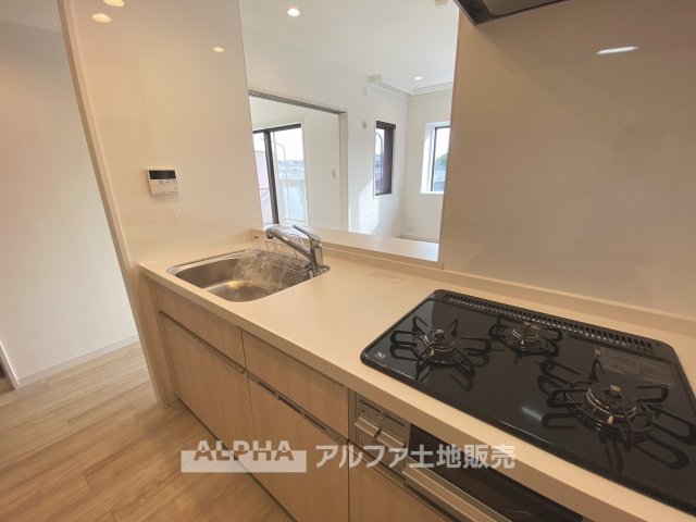 多摩・永山ガーデンハウス マンションのキッチン|【Gas range】
◆ガスレンジ◆お料理のあとはさっと拭くだけで綺麗になる。お手入れも簡単に、見た目も綺麗に。家事の負担を軽減します。