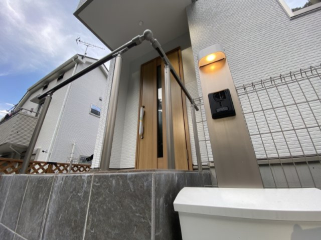 日野市南平4期の外観|【Entrance】
◆玄関◆にダウンライトが仄かに照らす。夜間お帰り時、鍵の挿入口は蛍光の為、自然に発光し簡単に挿入可能。またピッキング対策に優れた防犯対策がされたセキュリティー面で安心玄関です。