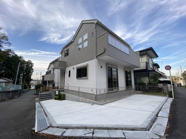 日野市南平4期の外観|【outward appearance】
◆外観◆外壁のサイディングは軽量化で高い耐震性を発揮、加えて外壁に付着した汚れを雨でクリーニング。防汚でお手入れいらずで大変重宝します。