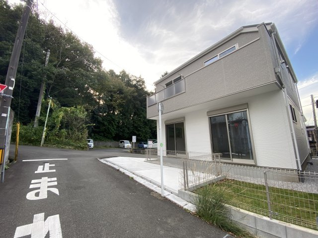 日野市南平4期の前面道路含む現地写真|【outward appearance】
◆時を忘れる場所◆みんなが集い、食事と楽しい会話が始まる。話に夢中になり、ついつい時を忘れ夜半過ぎになってしまう。そんな束の間の幸せを感じさせてくれる場所。