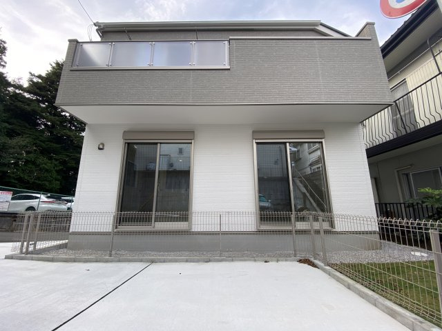 日野市南平4期の駐車場|【car　space】
◆駐車場◆大型車を2台停めても余裕のある駐車スペース。自転車やベビーカーも楽々通る広さが嬉しいですね。