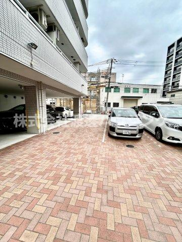 エルソル江坂の駐車場