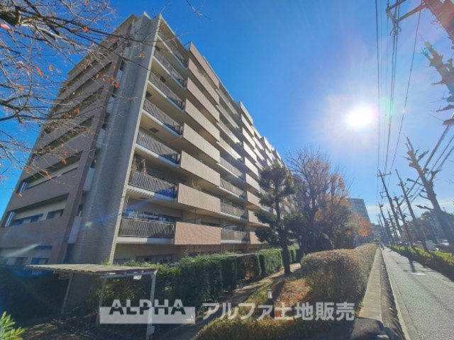プレイシアの外観|【Welcome】
◆ウェルカム◆帰路につき石畳を歩き抜けるとそこには「プレイシア」のエントランス。意匠性高くさり気なく気品ですら感じられる。これが「プレイシア」のpride