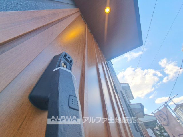 福生市福生　新築戸建の外観|【Security Cardkey】
◆セキュリティーカードキー◆ICチップ内蔵カード・携帯電話を近づければ施錠・解錠ができ、セキュリティー面でも安全。非常時にはシリンダーで施解錠が可能です。