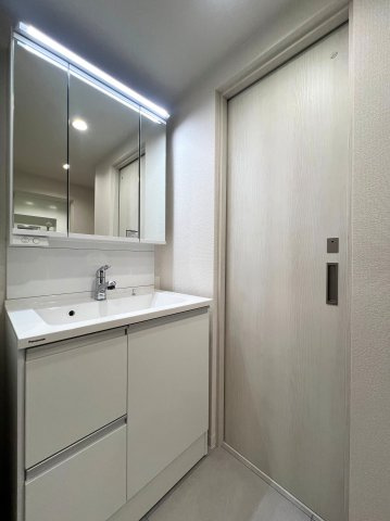 多摩ニュータウン貝取第4の1の2号棟の洗面所|脱衣スペースもあります