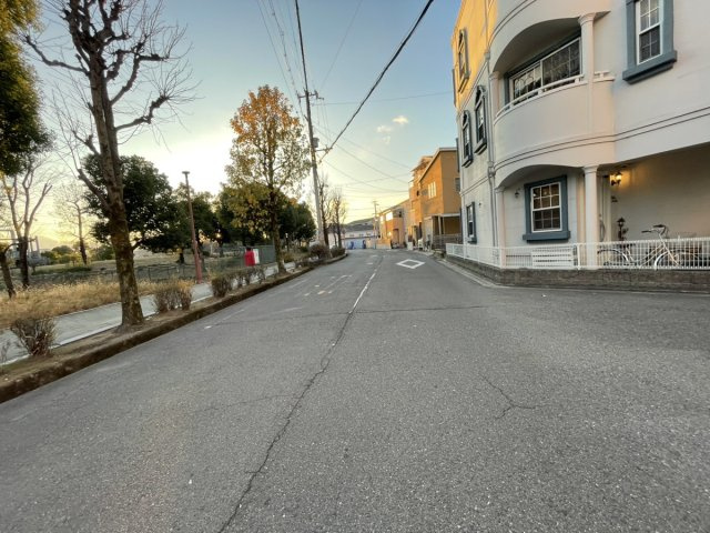 門真市北岸和田3丁目　の前面道路含む現地写真
