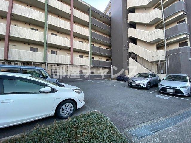 ヴィラマリオンの駐車場