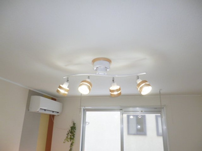 【設備】 | 秋田市横森四丁目　中古アパート | 洋室７帖のお部屋の照明器具はお洒落なシーリングライトがついています！