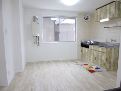 【キッチン】 | 秋田市横森四丁目　中古アパート | DK６帖には窓がついているので、明るい室内になっております！