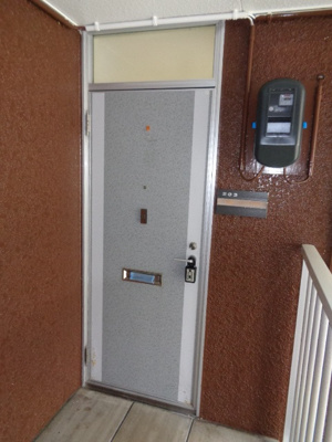 【玄関】 | 秋田市横森四丁目　中古アパート | 玄関にはドアチャイムを設置しています！