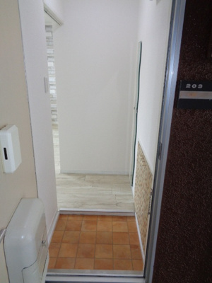 【玄関】 | 秋田市横森四丁目　中古アパート | テラコッタ調の玄関床もアクセントになっています！