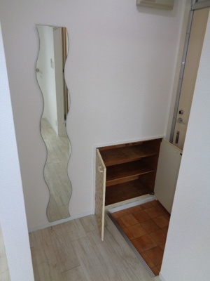 【玄関】 | 秋田市横森四丁目　中古アパート | コンパクトなシューズボックスが設置されています！