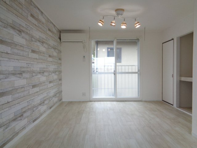 【洋室】 | 秋田市横森四丁目　中古アパート | アクセントクロスを使用して８帖の洋室がオシャレなお部屋になっています！