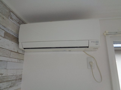 【冷暖房・空調設備】 | 秋田市横森四丁目　中古アパート | 洋室８帖のお部屋にはエアコンを設置しておりますので、快適に過ごせますね！