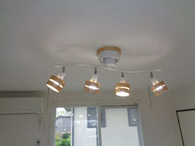 【設備】 | 秋田市横森四丁目　中古アパート | 洋室８帖のお部屋の照明器具はお洒落なシーリングライトがついています！