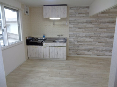 【キッチン】 | 秋田市横森四丁目　中古アパート | DK６帖には窓がついているので、明るい室内になっております！