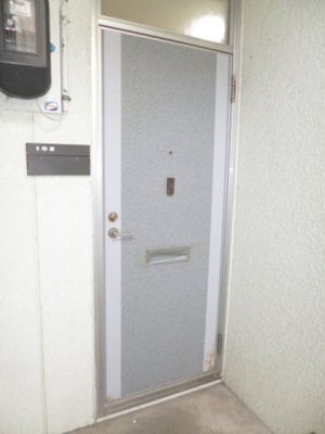 【玄関】 | 秋田市横森四丁目　中古アパート | 玄関にはドアチャイムを設置しています！