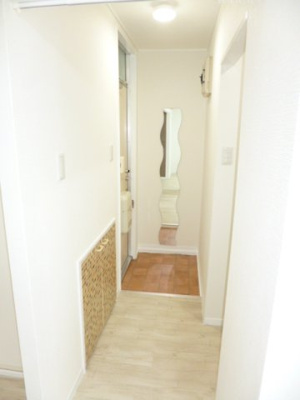 【玄関】 | 秋田市横森四丁目　中古アパート | テラコッタ調の玄関床もアクセントになっています！