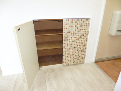 【玄関】 | 秋田市横森四丁目　中古アパート | コンパクトなシューズボックスが設置されています！