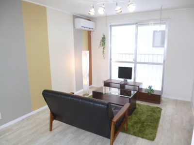 【洋室】 | 秋田市横森四丁目　中古アパート | アクセントクロスを使用して７帖の洋室がオシャレなお部屋になっています！